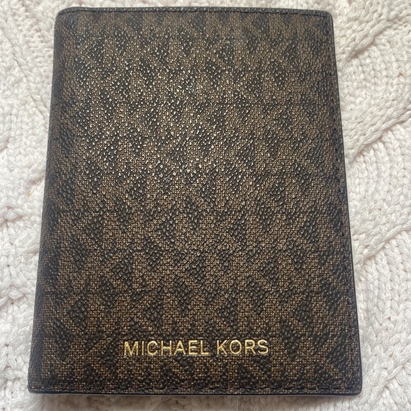 Michael Kors wallet brand new! Never has been used before. Light brown interior. - Picture 4 of 4